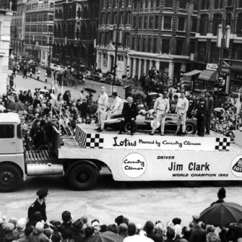 Parade dans les rues de Londres pour le Lord Mayor 's Show avec Colin Chapman, Mike Spence et les mécaniciens...